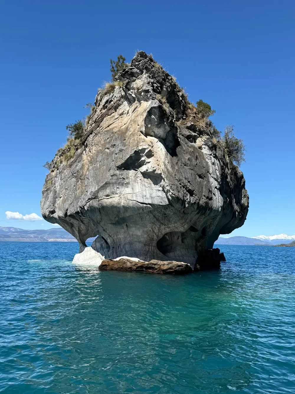 Capilla de Mármol sobre las aguas del lago General Carrera, cerca de Puerto Río Tranquilo
